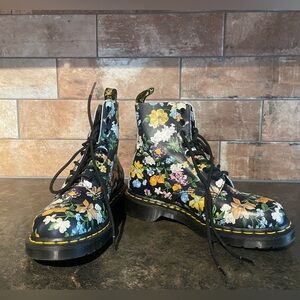 Beautiful floral Dr. Martens💐 
Clean, new, size 7 and never been used!💐